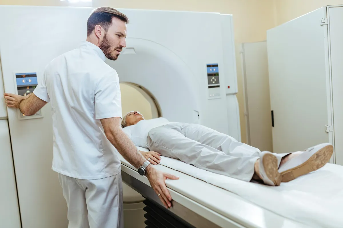 Pacient efectuând o tomografie computerizată (CT) pentru diagnosticarea cancerului colorectal