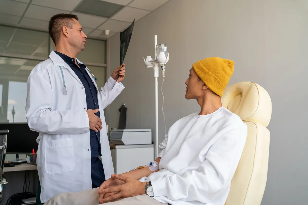 Medic explicând rezultatele investigațiilor unui pacient în recuperare