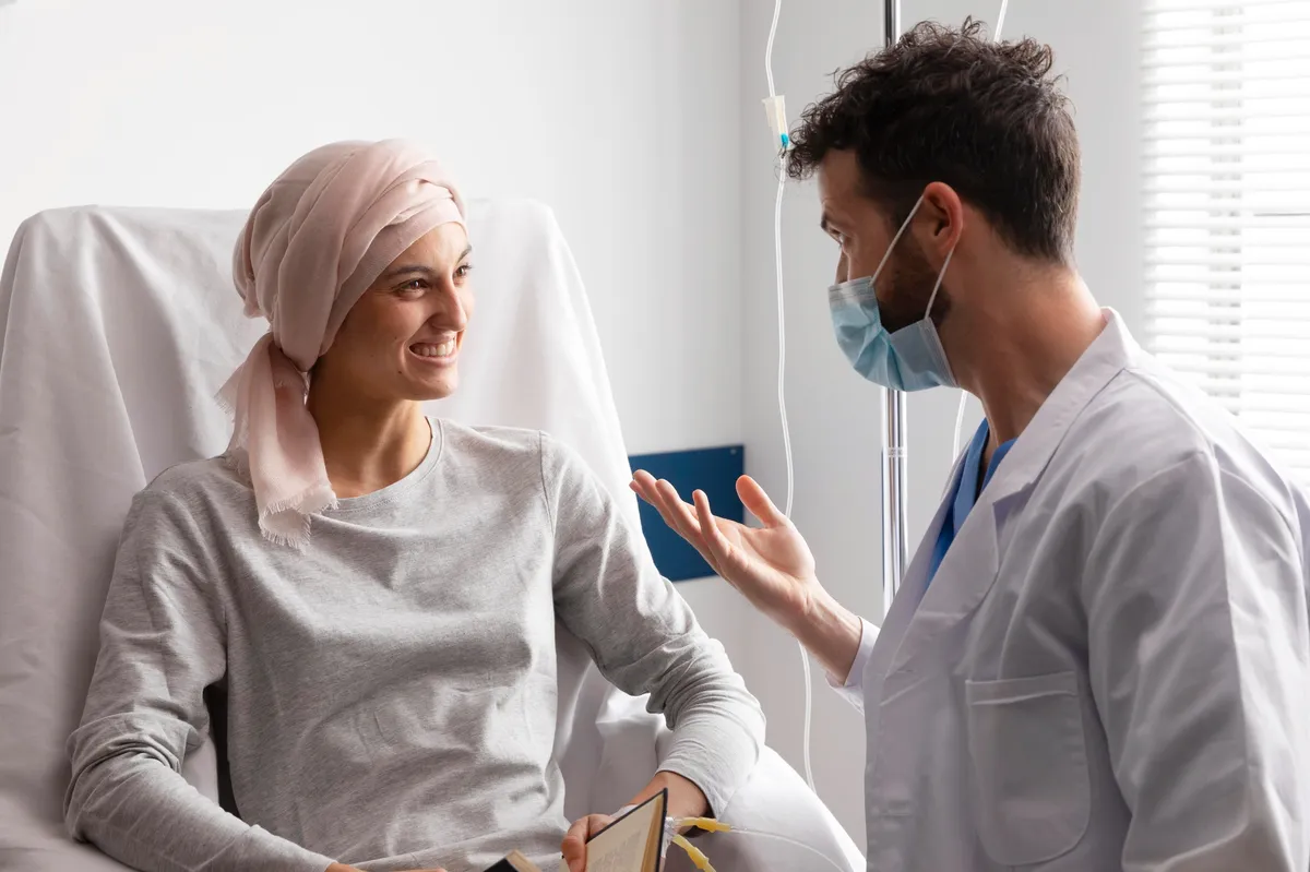 Pacientă zâmbitoare discutând cu medicul curant - o imagine de speranță și încredere